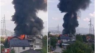 Video / Veliki požar u Sarajevu: Gori više objekata, tri vatrogasne ekipe upućene na teren!