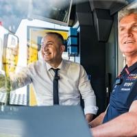 Dejvid Kultard iznenadio Sarajlije: Zamijenio F1 bolid tramvajem i vozio građane uoči Red Bull Showruna