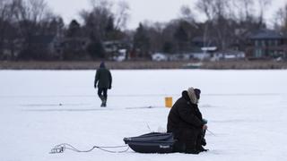 Pecanje na zaleđenom jezeru Ontario