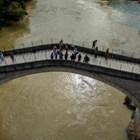 Neretva u Mostaru promijenila boju, više nije zelena nego smeđa i prljava 