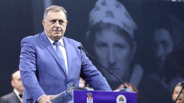 Dok Dodik govori u pozadini fotografija žene koja je protjerana iz Žepe - Avaz