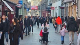 Sunce izmamilo brojne Sarajlije na ulice: U baštama kafića se traži mjesto više