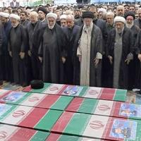 Ajatolah Hamenei predvodio dženaza-namaz Raisiju i drugim poginulim u padu helikoptera