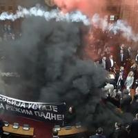 Video / Haos u Skupštini Srbije: Opšta tučnjava, bačena i dimna bomba