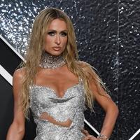 Paris Hilton iznenadila svojim stajlingom: Lateks kombinezon i vickasti stil