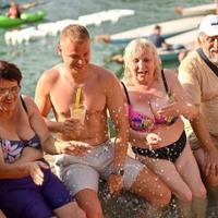 Draško Stanivuković zaplesao s prisutnima na plaži: "Hajde đedo"