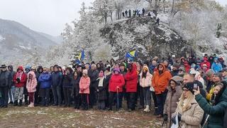 Emotivno / Na Bobovcu recitirana pjesma Alekse Šantića "Ostajte ovdje"