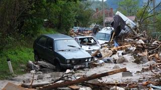 Video / Automobili na gomili, oštećene kuće i ceste