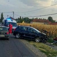 Nova nesreća na bh. cesti: Ima povrijeđenih, nakon sudara jedno vozilo završilo u dvorištu 