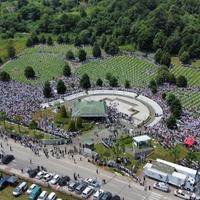 Pogledajte fotografije iz zraka: Rijeka ljudi u Memorijalnom centru Srebrenica – Potočari