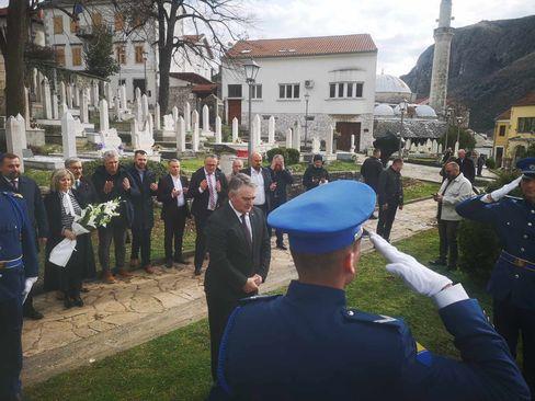 Delegacije položile cvijeće i odale počast na mostarskim Šehitlucima - Avaz