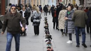 Cipele u sarajevskoj Ferhadiji kao simbol ubijenih građana opkoljenog Sarajeva
