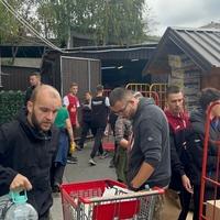 Veliki odaziv građana na apel Udruženja Pomozi.ba: Prazne police u pojedinim radnjama