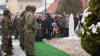 Polaganjem cvijeća na Mezarju Kovači i mezaru prvog predsjednika RBiH Alije Izetbegovića nastavljeno obilježavanje Dana državnosti BiH