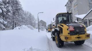 Alarmantna situacija kod Bosanskog Petrovca: Evakuirano 15 djece, automobili još zaglavljeni