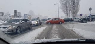 Kolaps na cesti pored aerodroma: Ugažen snijeg, ogromne gužve 