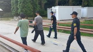 Velika policijska akcija u migrantskom centru u Blažuju