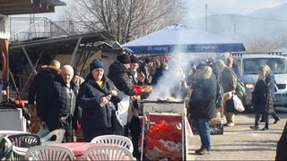 Video / Posjetili smo autopijacu u Sarajevu: Možeš kupiti vunene čarape za 10 maraka, nakon što pojedeš 10 ćevapa za 5 maraka