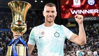 Džeko se pohvalio desetim trofejem: Objavio fotografiju 