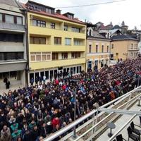 Hiljade ljudi u Jajcu klanjalo dženazu trojici poginulih radnika 