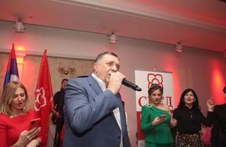 Dodik opet zapjevao: Na repertoaru "Romanija" od Halida Bešlića