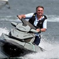 Bolsonaro na jet-skiju maltretirao grbavog kita i sve snimao