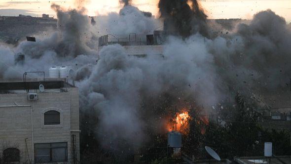 Israeli troops demolish the house of Palestinian Muhammed Kamel al-Jabari, who carried out a deadly shooting attack last year that killed one Israeli, in the West Bank city of Hebron - Avaz