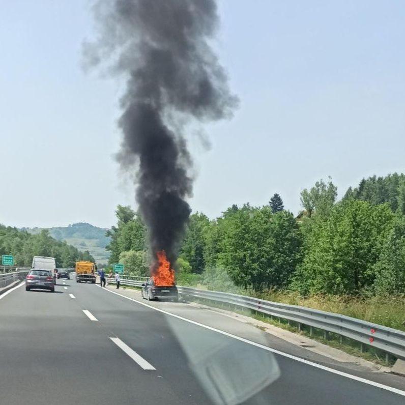 Požar na autoputu Sarajevo sjever-Podlugovi: Gori automobil 