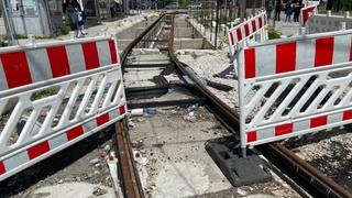 Na gradilištu tramvajske pruge kod Željezničke stanice niklo zelenilo, prizori podsjećaju na deponiju