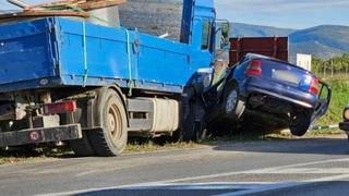 Nakon nesreće na ulazu u Mostar: Vozaču Opela se bore za život