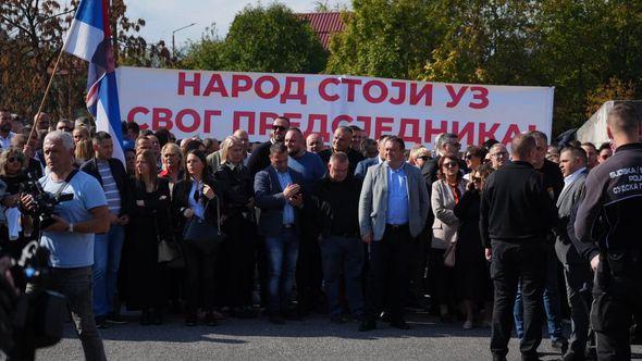 Dodikove pristalice ispred Suda BiH - Avaz