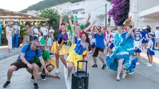 Održan prvi Međunarodni ljetni turistički karneval u Neumu