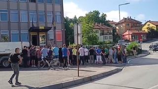 Nevjerovatno: Građani protestuju zbog hapšenja 16 policajaca u Kaknju