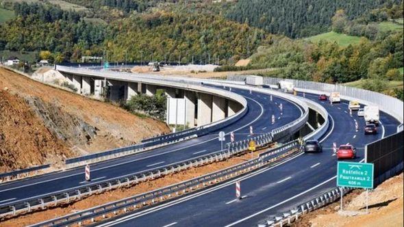 Glavni objekat je dvocijevni tunel Kvanj, dužine desna cijevi od 2.645 metar i lijeve od 2.720 metar - Avaz