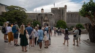 Dubrovnik se obračunava s bukom: Turisti više ne smiju vući kofere