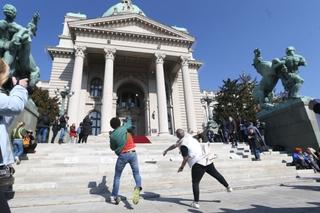 Demonstranti održali 15 minuta šutnje, pa gađali jajima zgradu Skupštine Srbije