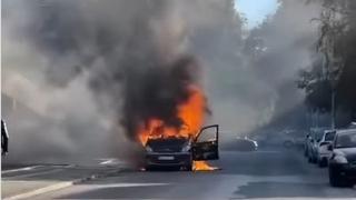 Automobil na Karaburmi počeo da gori iznutra, za par minuta nestao u plamenu