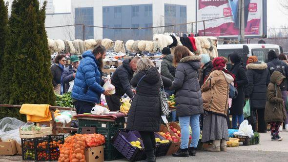 Prodaju se pletene čarape, vuna, džemperi...  - Avaz