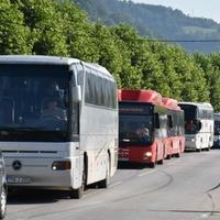 Kolone autobusa pristižu u Srebrenicu