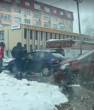 Saobraćajna nesreća na Otoci: Sudarila se dva automobila