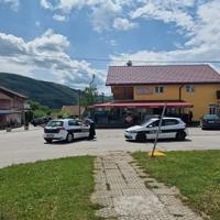 Filmska potjera u Novoj Biloj: Audijem udario u ogradu bolnice, ostavio vozilo i pobjegao