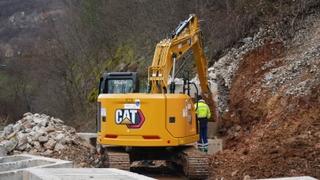 Video / "Avaz" na licu mjesta: Potencijalno klizište na tranzitu, čisti se zemlja sa saobraćajnice