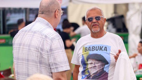 Emir Hadžihafizbegović na festivalskom trgu pojavio se u majici s likom Abdulaha Sidrana uz natpis "Babuka"