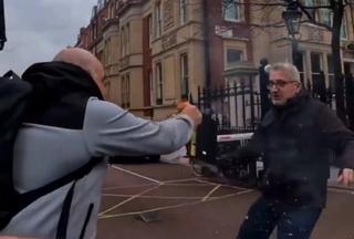 Video / Muškarac palio Kur'an u Londonu, napao ga drugi sa nožem