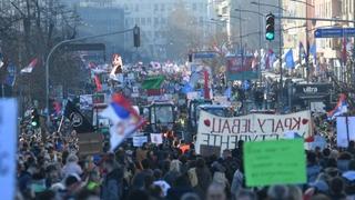 Tokom protesta studenata jedan motociklista teško povrijeđen