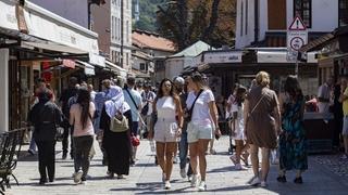 Uprkos velikim vrućinama: Brojni turisti na ulicama Sarajeva