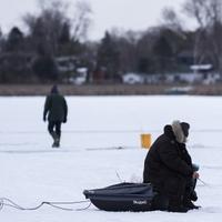 Pecanje na zaleđenom jezeru Ontario