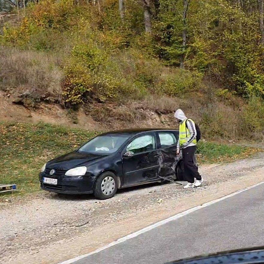 Nesreća kod Olova: Jedan automobil skršen, stvorile se kilometarske kolone