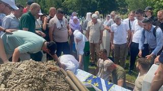 Foto+video / Potresne scene: Žena plače nad tabutom, čuju se jecaji 