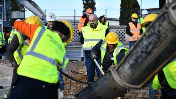 Betoniranje podloge za tramvajsku prugu - Avaz